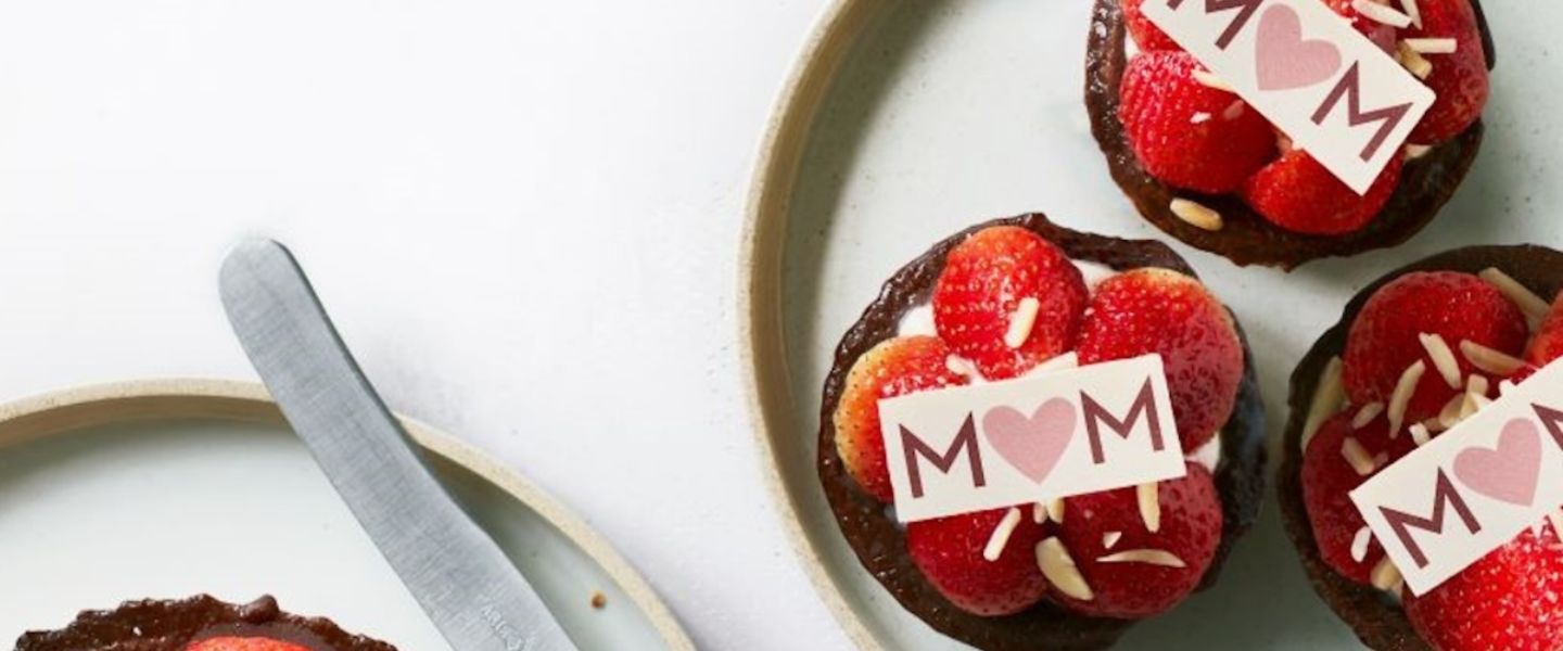 Strawberry tarts with a Mum plaque on top