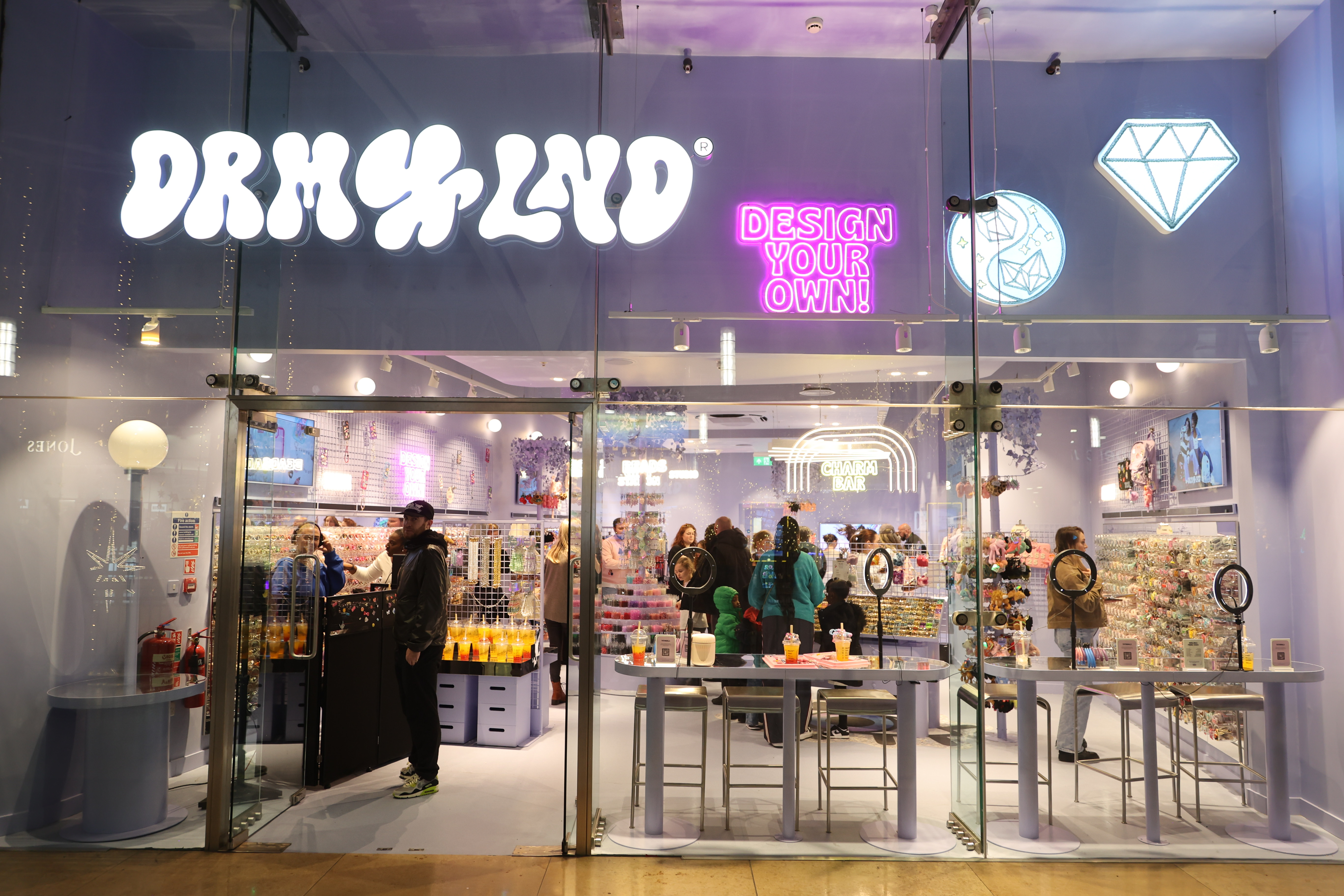 A ring light table in the DRM-LND store