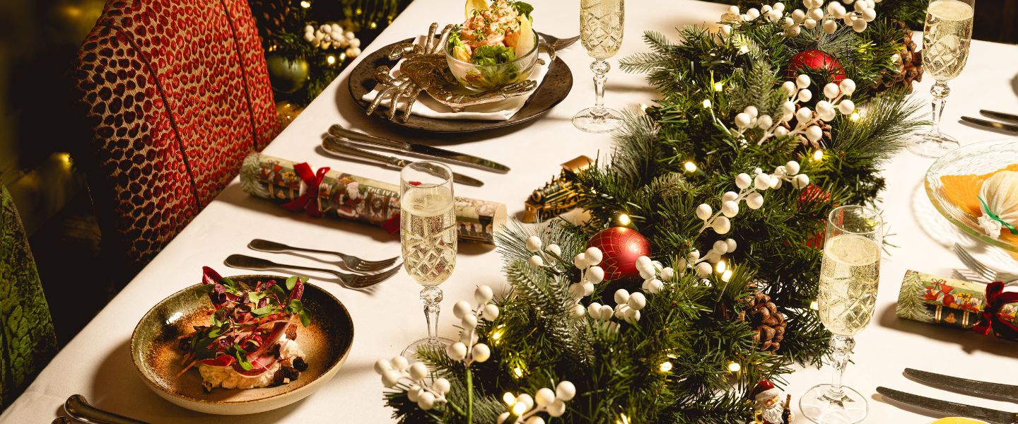 A table complete with festive decorations and Christmas crackers
