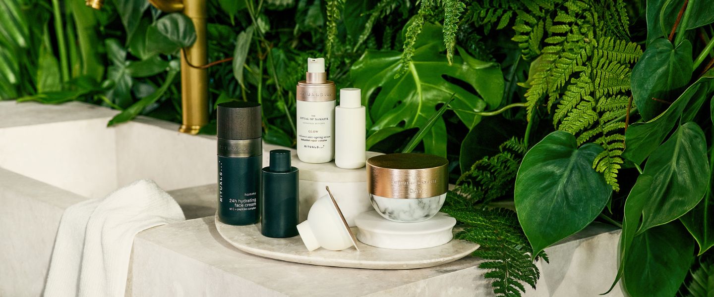 Rituals bath products on a tray in front of some green leaves