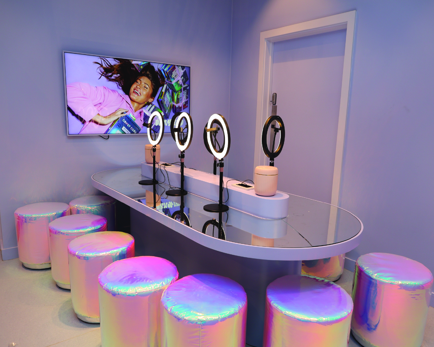 A ring light table in the DRM-LND store